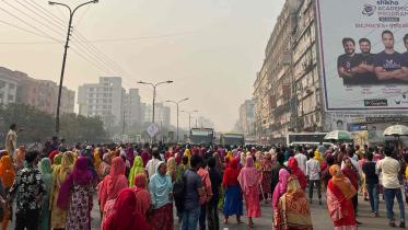 পোশাক শ্রমিকদের সড়ক অবরোধ