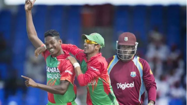 বাংলাদেশ জাতীয় দলের সাবেক ফাস্ট বোলার আল আমিন হোসেন (বাঁয়ে) : ফাইল ছবি এএফপি 