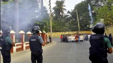 ২০১৩ সালে রাজশাহীতে ১৮ দলীয় জোটের ৩৬ ঘণ্টার হরতালের প্রথম দিন বিএনপির মিছিল ছত্রভঙ্গ করতে পুলিশ রবার বুলেট ও টিয়ার শেল ব্যবহার করে। ফাইল ছবি: স্টার 