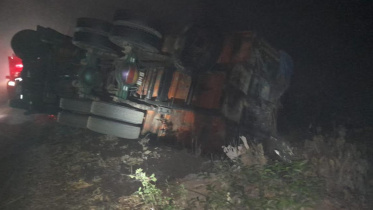 সেতুর সঙ্গে ধাক্কায় ট্রাক উল্টে চালক-হেলপার নিহত 