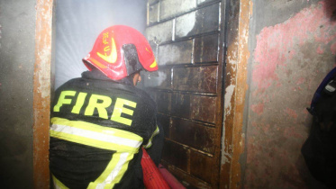 ফায়ার সার্ভিসের ১৪টি ইউনিট গিয়ে আগুন নিয়ন্ত্রণে আনে।