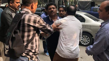 ১২ ডিসেম্বর ২০১৮, বিএনপি নেতা রুহুল কুদ্দুস তালুকদার দুলুকে তার গুলশানের বাসা থেকে গ্রেপ্তার করে নিয়ে যাওয়ার সময়ের ছবি: ছবি: সংগৃহীত