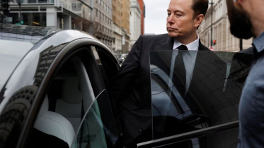 অফিস থেকে বের হয়ে গাড়িতে উঠছেন ইলন মাস্ক। ছবি: রয়টার্স