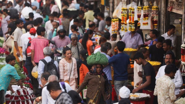 ভারতের মুম্বাইয়ের একটি ব্যস্ত বাজারের চিত্র। ছবি: রয়টার্স