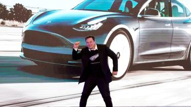 আয় কমলেও গাড়ির দাম বাড়াবে না টেসলা