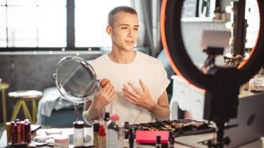 ফেসবুক যে প্রক্রিয়ায় কনটেন্ট পৌঁছে দেয় মানুষের কাছে