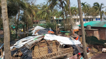 ক্ষতিগ্রস্ত ঘরবাড়ি মেরামত করছে স্থায়ী বাসিন্দারা