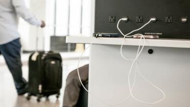 পাবলিক চার্জিং স্টেশনে ফোন চার্জ দেওয়া যে কারণে ঝুঁকিপূর্ণ