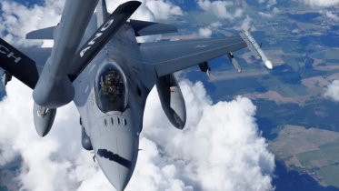 আকাশে মার্কিন এফ-১৬ যুদ্ধবিমানে জ্বালানি ভরা হচ্ছে। ফাইল ছবি: রয়টার্স