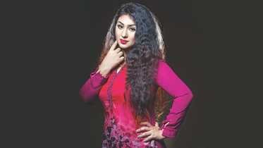 অপু বিশ্বাস, লাল শাড়ি, সাইমন সাদিক,