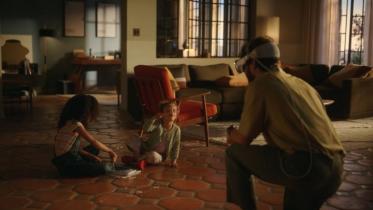 মানুষকে আরও বিচ্ছিন্ন করে তুলতে পারে ‘অ্যাপল ভিশন প্রো’