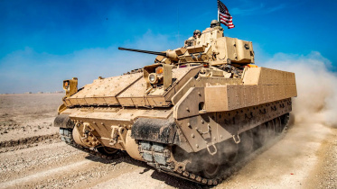 রুশ আগ্রাসনের বিরুদ্ধে লড়তে যুক্তরাষ্ট্রের কাছ থেকে ব্র্যাডলি ফাইটিং ভেহিকল পেয়েছে ইউক্রেন। ছবি: এএফপি