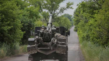 দনেৎস্ক অঞ্চলের একটি গ্রামের দখল ফিরে পাওয়ার পর সেখানে হাওইটজার কামান মোতায়েন করেছে ইউক্রেন। ছবি: রয়টার্স