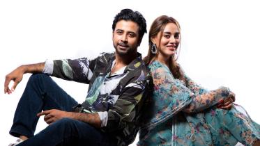 দুই তারকা ডেইলি স্টার অফিসে আড্ডায় বসে কথা বলেছেন সুড়ঙ্গ সিনেমা নিয়ে। ছবি: শেখ মেহেদী মোরশেদ/স্টার