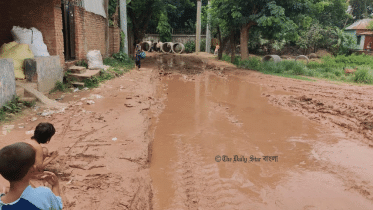 ঠিকাদারি প্রতিষ্ঠানের ‘গাফিলতিতে’ গেন্ডা-সাধাপুর সড়কে ভোগান্তি