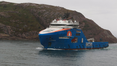 কানাডার জাহাজ হরাইজন আর্কটিক যাত্রীদের দেহাবশেষ ও ডুবোযানের ক্ষতিগ্রস্ত ধাতব অংশ সেইন্ট জনের নিউফাউন্ডল্যান্ডে বহন করে নিয়ে আসে। ছবি: রয়টার্স 