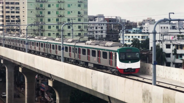 আগারগাঁও থেকে মেট্রোরেলের পরীক্ষামূলক যাত্রা শুরু হয়েছে। ছবি: মোহাম্মদ আল মাসুম মোল্লা/স্টার 