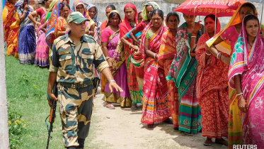 গতকাল স্থানীয় সময় বিকেল ৫টা পর্যন্ত ১৯ জেলার ৬৯৬টি কেন্দ্রে আবার ভোট দিতে আসেন ৬৯ দশমিক ৮৫ শতাংশ ভোটার। ছবি: রয়টার্স