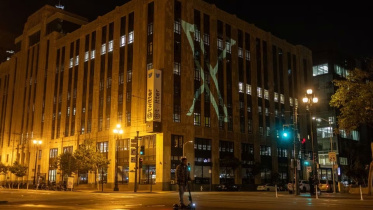 টুইটারের কার্যালয়ে সামাজিক যোগাযোগ মাধ্যমটির নতুন লোগো প্রক্ষেপণ করা হয়। ছবি: রয়টার্স