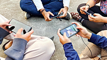 অন্য অনেক দেশের মতো বাংলাদেশেও মোবাইল গেমিং বেশ জনপ্রিয়। ছবি: অর্কিড চাকমা/স্টার