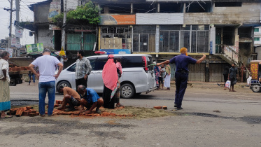 চট্টগ্রাম-কক্সবাজার রুটে গাড়ি চললেও ভাঙা সড়কে দুর্ভোগ
