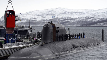 রুশ ইয়াসেন ডুবোজাহাজে জিরকন ক্ষেপণাস্ত্র যুক্ত করা হচ্ছে। ছবি: রুশ নৌবাহিনী