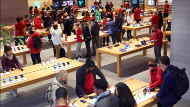 ইলিনয়ের একটি আইস্টোরে অ্যাপলের বিভিন্ন পণ্যের সমাহার। ছবি: এএফপি