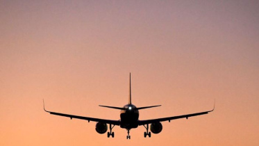 যুক্তরাজ্যের হিথ্রো বিমানবন্দর ছেড়ে যাচ্ছে একটি উড়োজাহাজ। ছবি: রয়টার্স