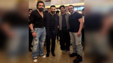 ‘গাদার ২’ অবসান ঘটাল শাহরুখ খান-সানি দেওলের ১৬ বছরের দ্বন্দ্ব। ছবিতে আরও আছেন ববি দেওল ও আমির খান। ছবি: শাহরুখ খানের ফ্যান ক্লাবের এক্স দেওয়া পোস্ট