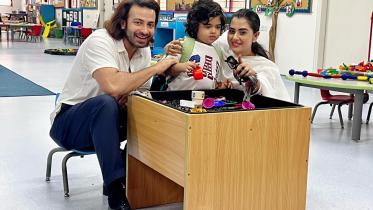 আইএসডি স্কুলে শবনম-বুবলির সঙ্গে সন্তান বীর। ছবি: বুবলির অফিশিয়াল ফেসবুক পোস্ট থেকে