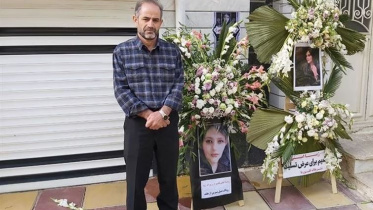 মাহসা আমিনির অন্ত্যষ্টিক্রিয়ার সময় তোলা ছবিতে বাবা আমজাদ আমিনি। ফাইল ছবি: এক্স থেকে নেওয়া। 