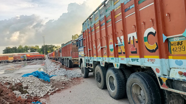 ৭ দিন ধরে বন্ধ আমদানি-রপ্তানি, ৫০০ পণ্যবোঝাই ট্রাক রেখে ফিরে গেছেন চালকরা