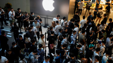 চীনের সাংহাইর একটি দোকানে আইফোন ১৫ কেনার জন্য লাইন দিয়ে দাঁড়িয়েছেন ক্রেতারা। ছবি: রয়টার্স
