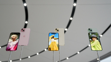 অ্যাপলের জাঁকজমকপূর্ণ অনুষ্ঠান ওয়ান্ডারলাস্টে আইফোন ১৫'র ঘোষণা দেওয়া হয়। ছবি: রয়টার্স