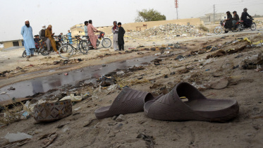 মদিনা মসজিদের সামনের এই জায়গাটিতেই আত্মঘাতি বোমা হামলা চালায় অজ্ঞাত ব্যক্তি। হামলার পর তোলা ছবি: এএফপি