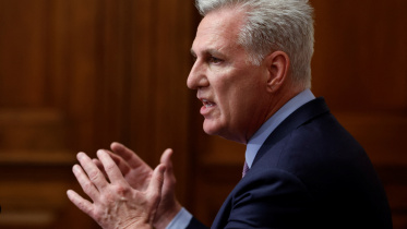 স্পিকার পদ থেকে অপসৃত হওয়ার পর সাংবাদিকদের সঙ্গে কথা বলছেন কেভিন ম্যাকার্থি। ছবি: রয়টার্স