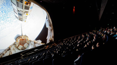 আইম্যাক্স থিয়েটারে ছবি উপভোগ করছেন দর্শকরা। ছবি: সংগৃহীত