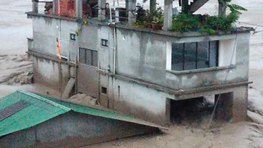 সিকিমে তিস্তা নদীর পানি উপচে বাড়িঘর পানিতে তলিয়ে যাচ্ছে। ছবি: এএফপি
