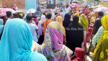 গাজীপুরে বকেয়া বেতনের দাবিতে সকাল থেকে সড়কে শতাধিক পোশাক শ্রমিক