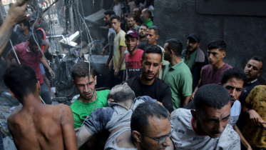 গাজায় ইসরায়েলি বোমাবর্ষণের পর আহত ফিলিস্তিনি ব্যক্তিকে সরিয়ে নিয়ে যাওয়া হচ্ছে। ছবি: এএফপি