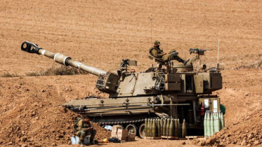 গাজায় স্থল হামলা শুরুর আগে সীমান্ত অঞ্চলে অবস্থান নিয়েছে ইসরায়েলের এই ট্যাংক। ছবি: রয়টার্স