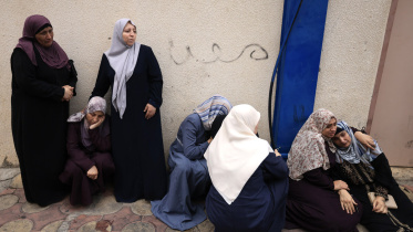 গাজার জাবালিয়া শরণার্থী শিবিরে ইসরায়েলি বোমা হামলায় নিহত আত্মীয়দের জন্য শোক প্রকাশ করছেন ফিলিস্তিনি নারীরা। ছবি: এএফপি