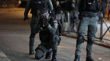 ২০২১ সালের এপ্রিলে রমজান মাসে ফিলিস্তিনি বিক্ষোভকারীদের বিরুদ্ধে বন্দুক তাক করছেন ইসরায়েলের পুলিশ বাহিনীর সদস্যরা। ফাইল ছবি রয়