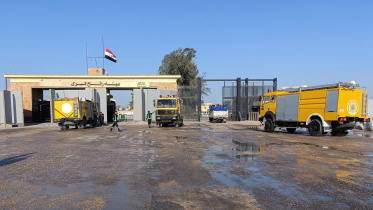 রাফাহ সীমান্তে অপেক্ষমান ত্রাণবাহী ট্রাক। ছবি: রয়টার্স