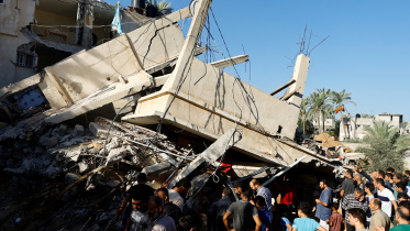 খান ইউনিসে বিমান হামলার পর হতাহতদের খোঁজে ফিলিস্তিনিরা। ছবি: রয়টার্স