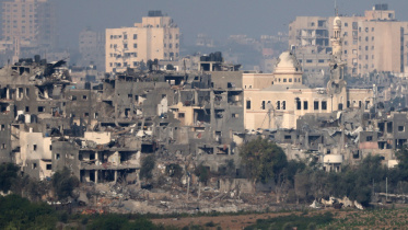 উত্তর গাজায় বিমান হামলার পর অসংখ্য দালান ক্ষতিগ্রস্ত হয়। ছবি: রয়টার্স