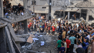 ২৪ অক্টোবর গাজা উপত্যকায় ইসরায়েলের হামলায় বিধ্বস্ত দালান থেকে মরদেহ উদ্ধার করছেন ফিলিস্তিনিরা। ছবি: এএফপি