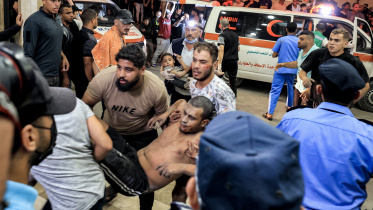 ইসরায়েলের নির্বিচার হামলায় আহত এক ব্যক্তিকে আল নাসের হাসপাতালে নিয়ে আসা হয়। ছবি: এএফপি