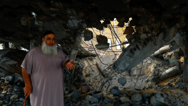 গাজার খান ইউনিসে ধ্বংস হয়ে যাওয়া মসজিদের ভেতরে এক হতাশ ফিলিস্তিনি মুসুল্লি। ছবি: রয়টার্স