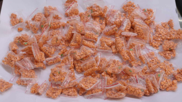 বিমানবন্দরে ছয় সদস্যের রোহিঙ্গা পরিবারের কাছ থেকে ১৩০ প্যাকেট ইয়াবা উদ্ধার করা হয়। ছবি: সংগৃহীত